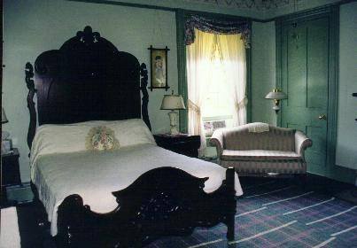 queen bed in b&b bedroom